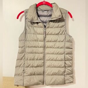 Uniqlo Ultralight Down Light Gray Vest Size Small